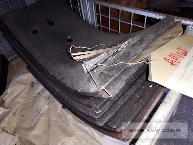 Części zamienne i akcesoria do sprzętu inż.-sap. - pakiet zawierający 48 poz. asort. (wg oddzielnego wykazu), w tym m.in.: chłodnice oleju, chłodnice wody, pompy olejowe, silnik spalinowy typ 166, zęby zrywarki itp. 